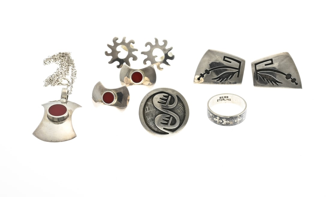 Lot of various silver jewelry: Lot silver jewelry, 925/000, with 2 pairs of American stud earrings, round sawn model, ø 16 mm. and a trapezium shaped stud earrings with processing. 18x23 mm and a ring with round processed