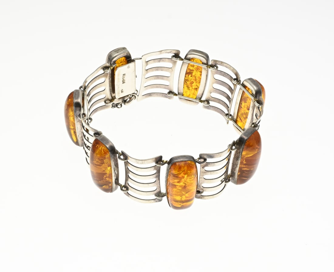 Bracelet with amber: Silver bracelet, 835/000, with amber. Bracelet with rectangular links with line decoration and in between links with oval links with amber/copal. With a hook closure and safety. Width 25 mm. Length