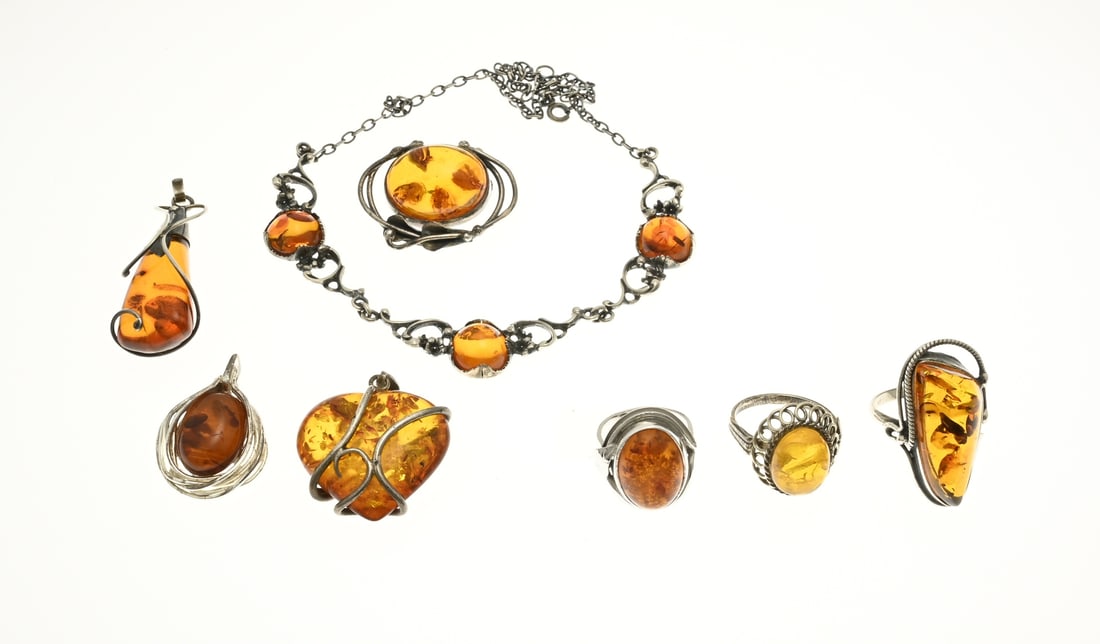 Lot of jewelry with amber: Lot jewelry with amber/copal, silver and silver plated. with 3 rings, a brooch, 3 pendants and a choker. In good condition.