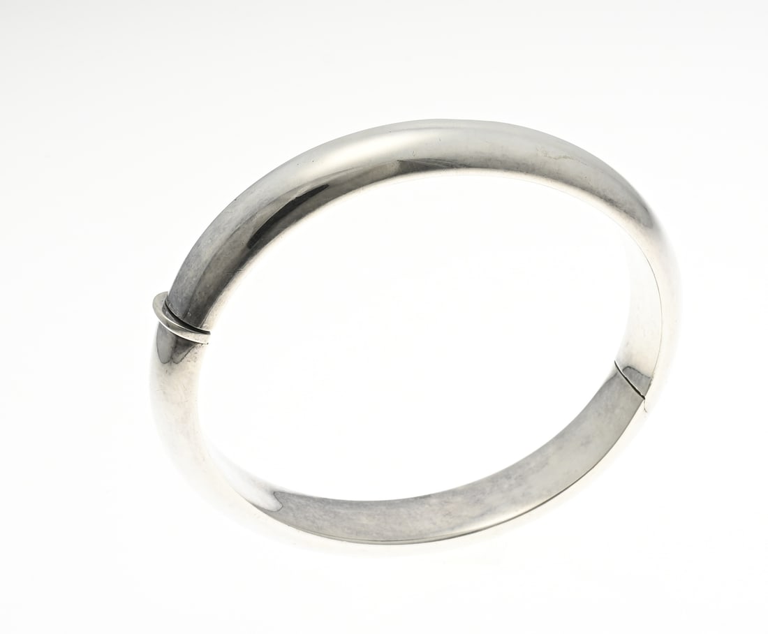 Silver bangle: Silver bangle, 925/000, bracelet from a hemispherical tube with a hinge and box clasp. Width 10 mm. ø63x53mm. approx. 21.8 grams. In good condition.