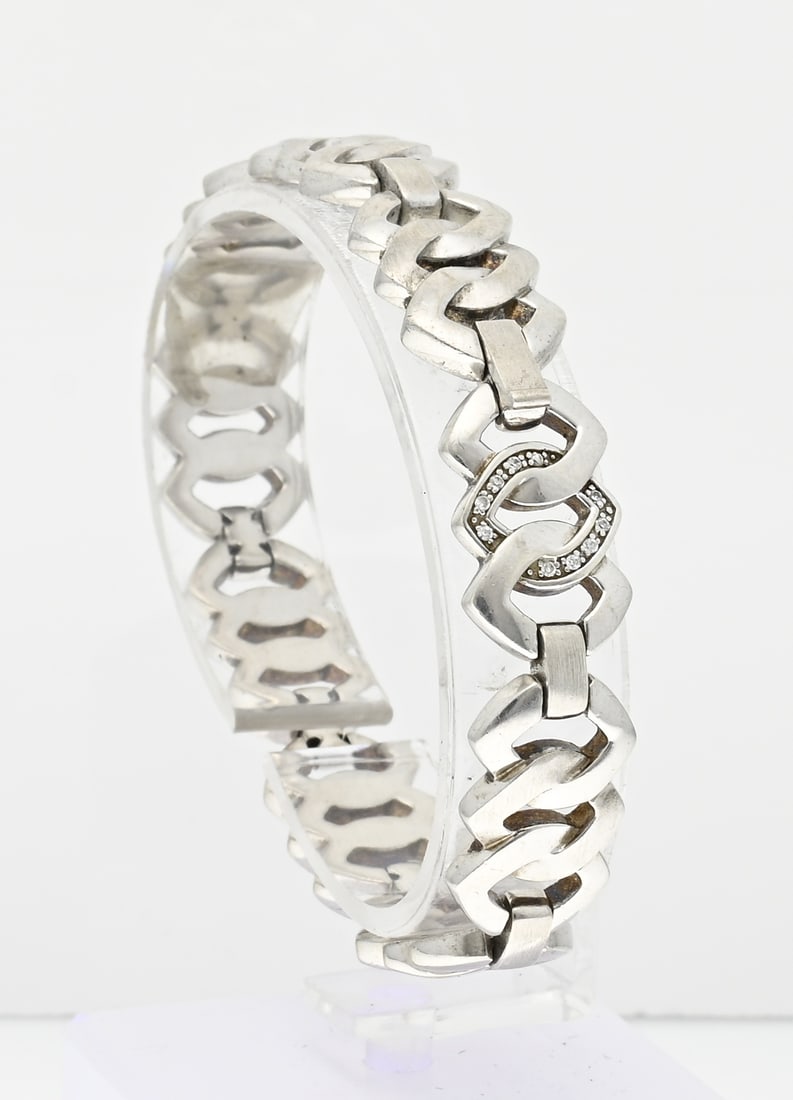 Silver bracelet with zirconia: Silver link bracelet, 925/000, with zirconia. Bracelet with links in the form of 3 marquise-shaped elements, partly matted, 1 of which is decorated with zirconia. Width 12 mm. Length 18.5 cm. Rhodium