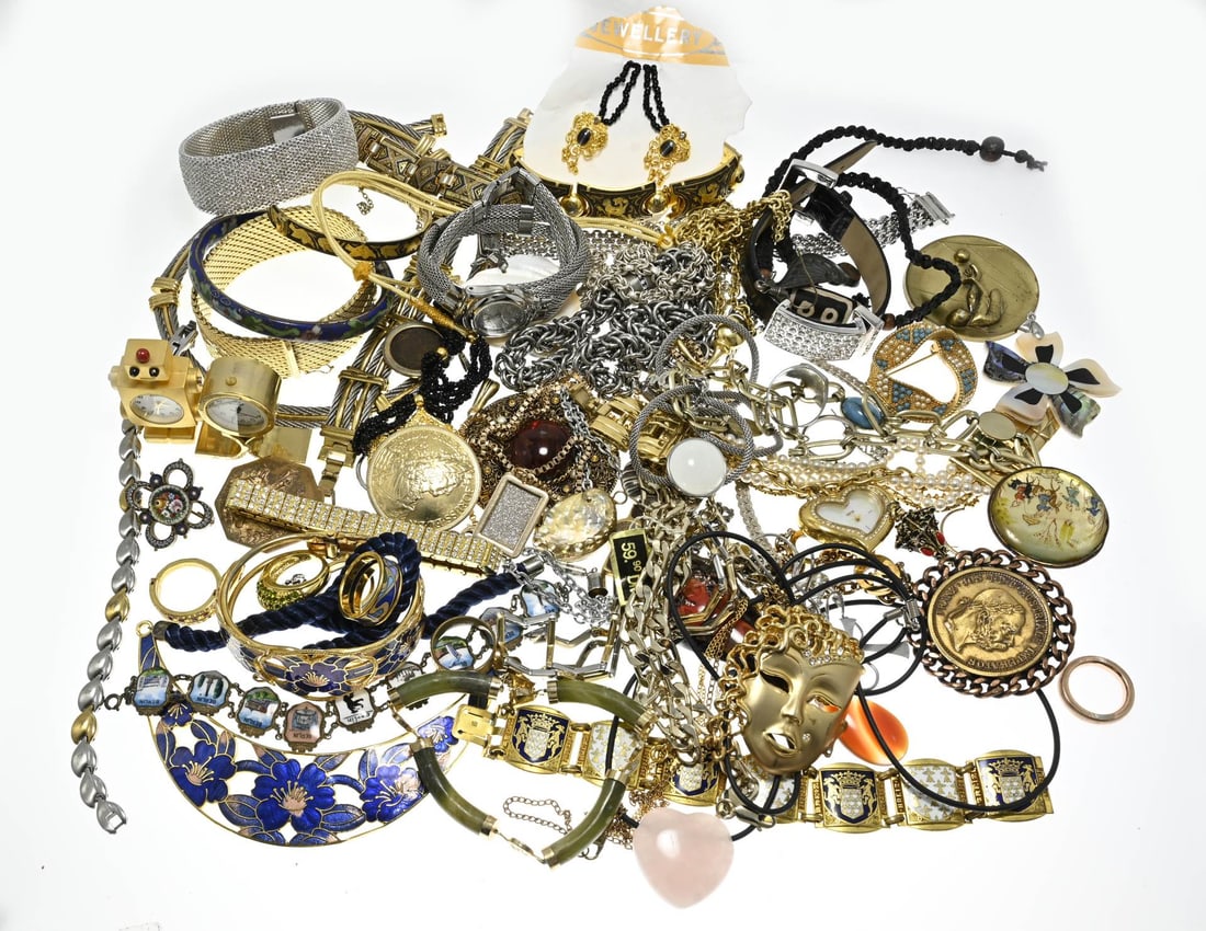 Lot of jewelry: Large lot of jewelry with many double jewelry, with various bracelets, watch, necklace pendants, Marked among others Skagen, Swatch, Guess, Micheal Kors. In good condition.
