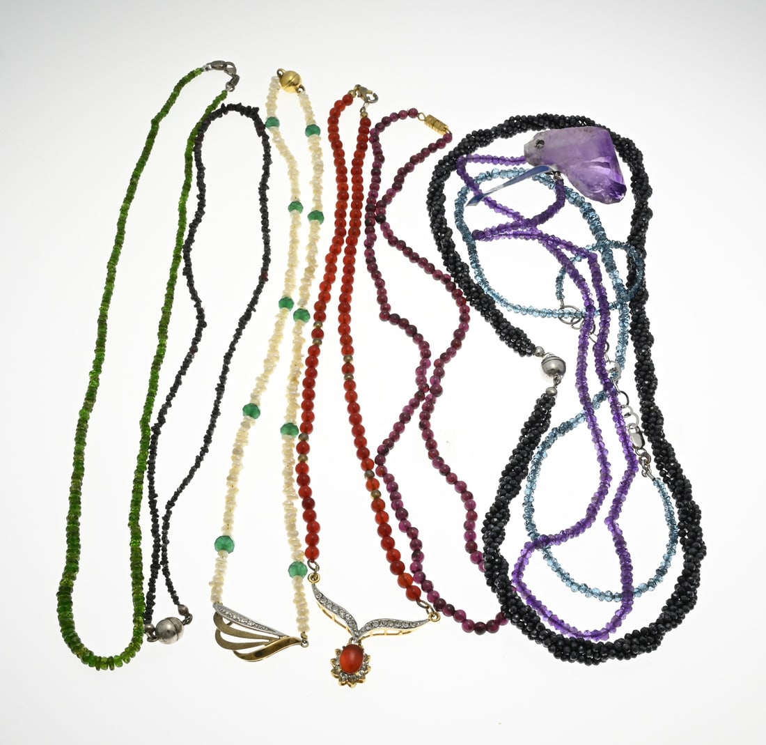 Lot of necklaces with gemstones: Lot with necklaces with gemstones, approx. 120 grams. With raw diamonds, amethyst, pearls, garnet. In good condition.