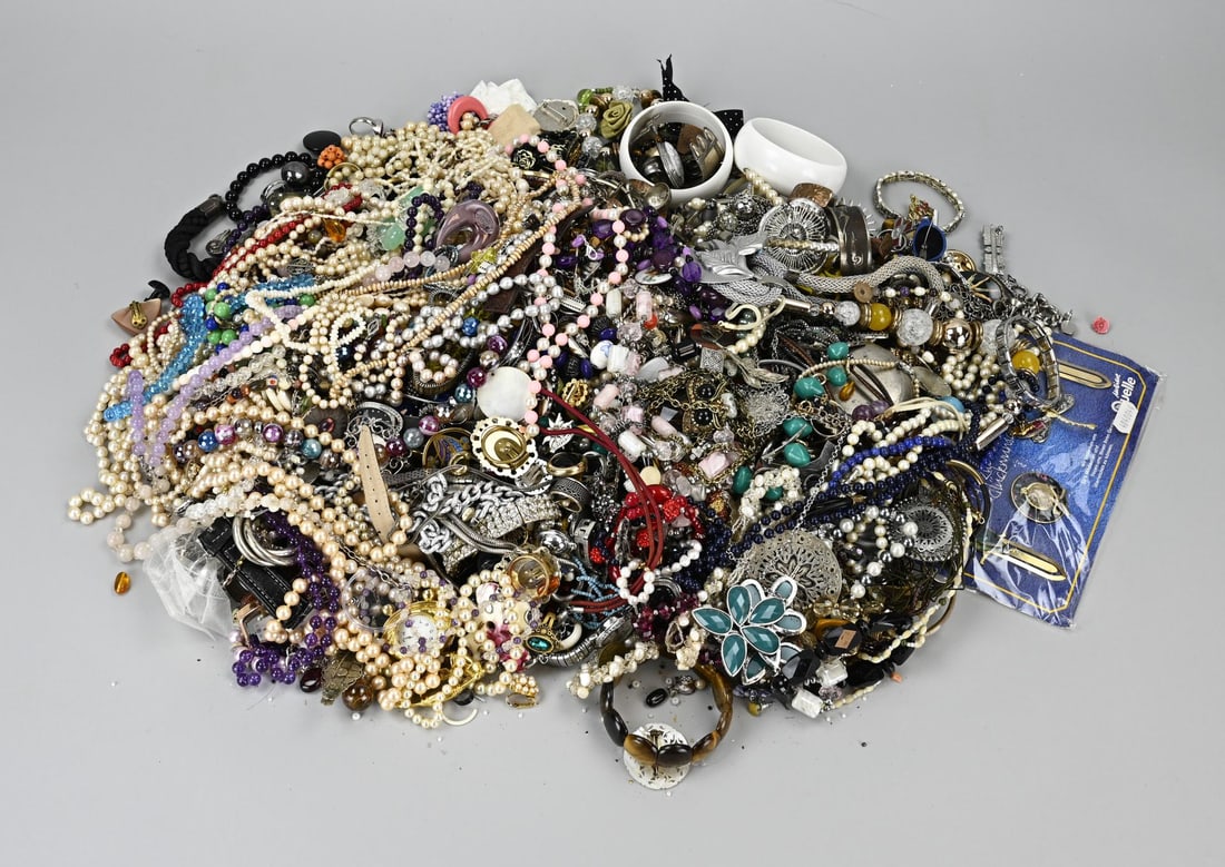 Large lot of jewelry: Large lot of byoux jewelry including various necklaces, bracelets and brooches, various pearls and gemstones.