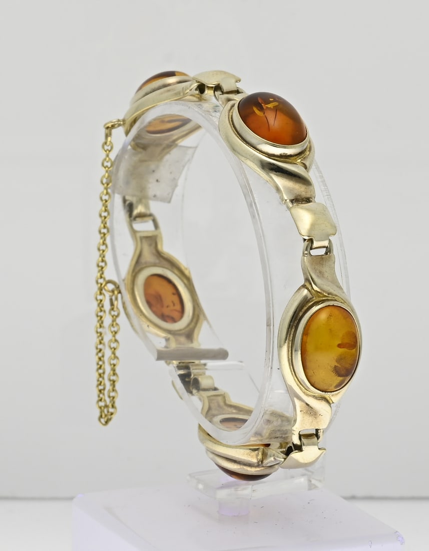 Silver plated bracelet with amber: Silver plated bracelet, 925/000, with oval links set with oval cabochon cut amber/copal, Fitted with a safety. Width 13 mm. Length 18.5 cm. approx. 21 grams. In good condition.