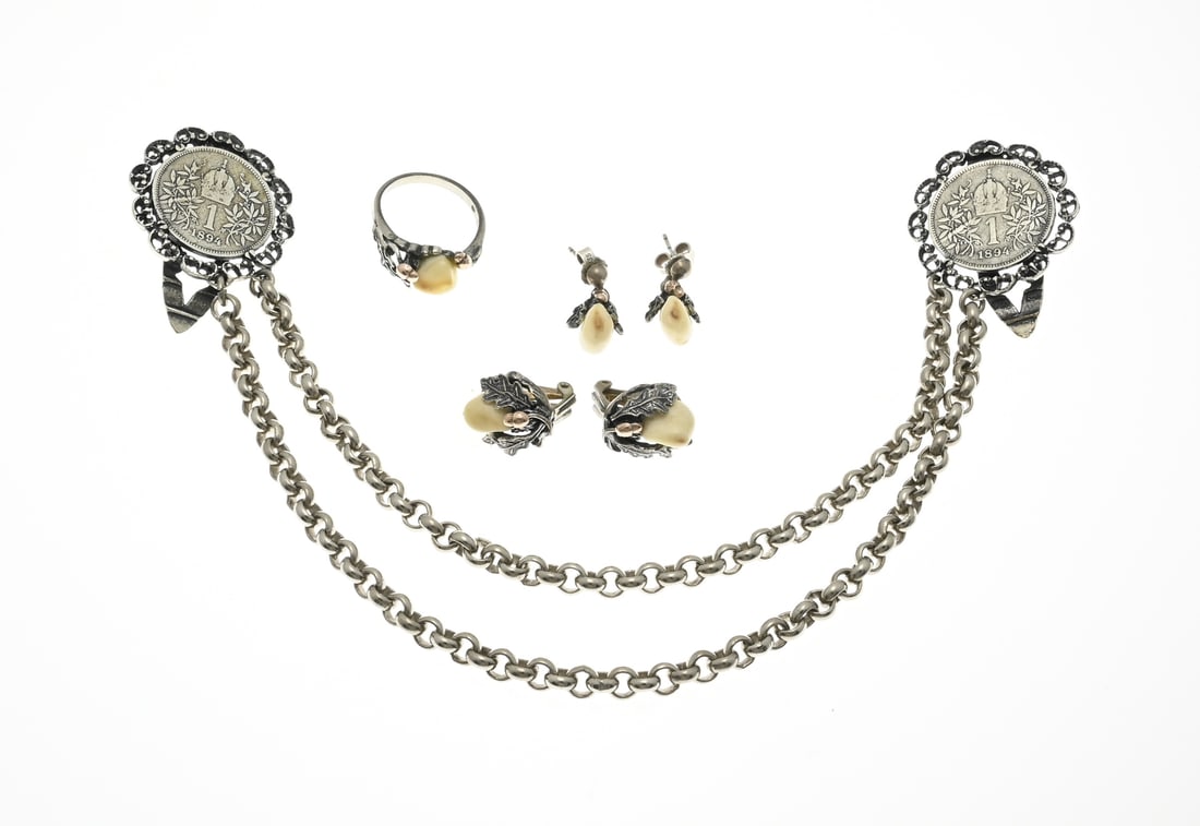 4 Silver jewelry: Four silver jewellery items with coins and hunting trophies. A border chain with a French Franc, 1894, with jasseron necklace, a ring, ear clips and ear studs with oak leaves, gilded acorns and a
