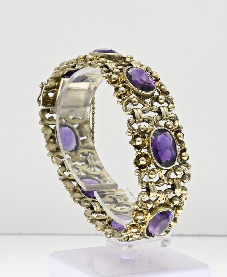 Silver plated bracelet with amethyst: Silver plated bracelet, 835/000, with amethyst. Wide bracelet with rectangular openwork links with an oval facetted amethyst in the middle. Fitted with a box clasp with safety. Width 20 mm. 19 cm.