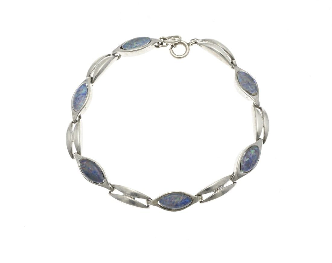 Silver bracelet with blue opal: Silver bracelet, 835/000, with blue opal. Bracelet with oval and marquise-shaped links, alternately set with blue opal stones. Length 19 cm. Width 7 mm. approx. 10.2 grams. In good condition