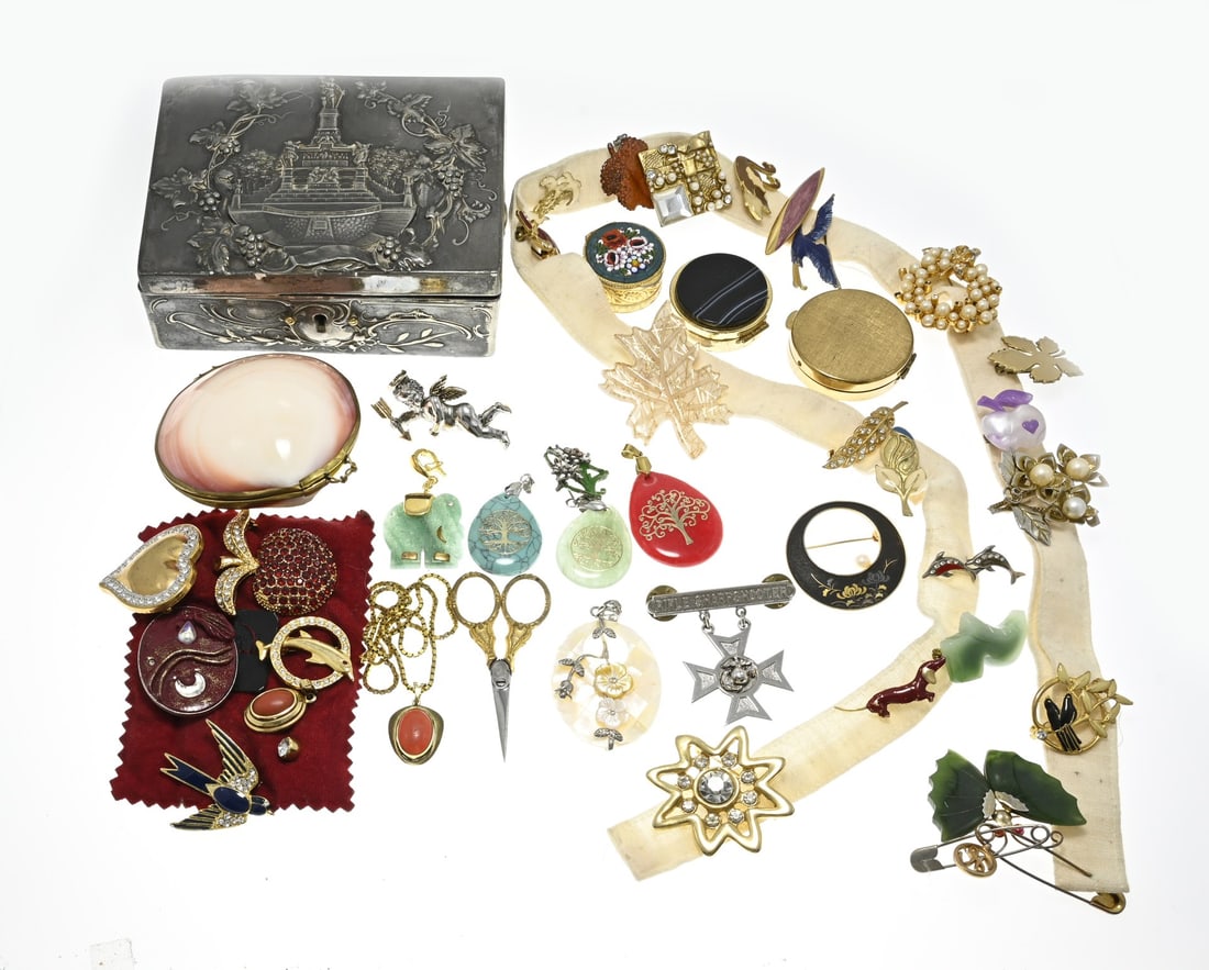 Lot of jewelry: Lot of jewelry with various pendants, various brooches and boxes.