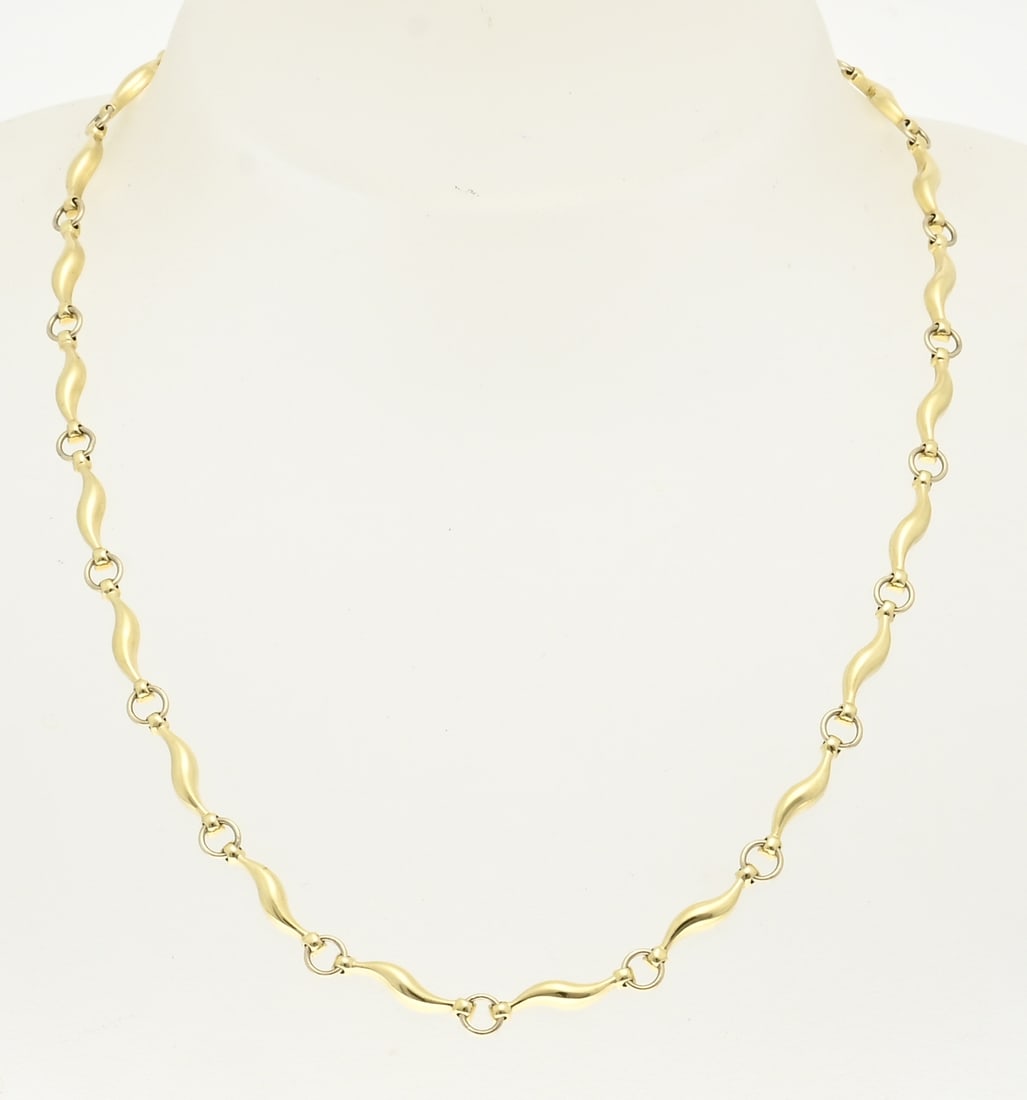 Golden necklace: Yellow gold necklace, 585/000, with wavy links connected by means of eyes. The necklace is provided with a carabiner hook. Width 4.2 mm. approx. 9.3 grams. Length 41 cm. New