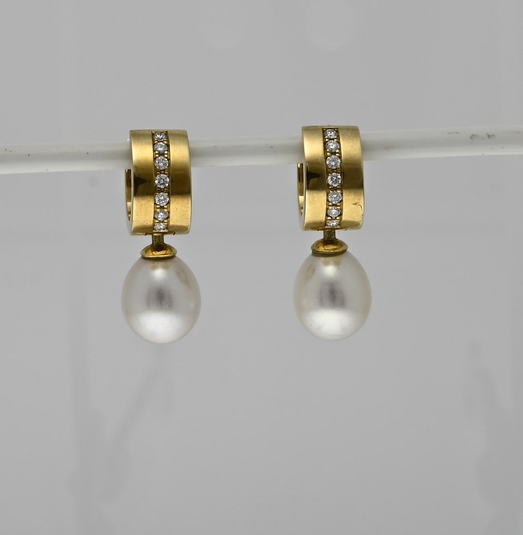Gold hoop earrings with pearl and diamond: Beautiful yellow gold hoop earrings, 585/000, with diamonds and pearl. Hoop earrings with a rectangular tube and on the front set with a row of 7 brilliant cut diamonds, total approx. 0.14 ct. The