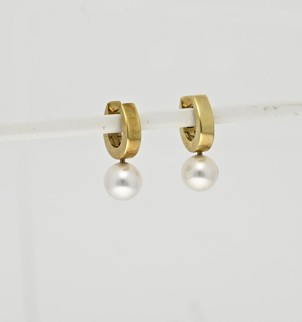 Gold hoop earrings with pearl: Yellow gold hoop earrings, 585/000, with pearl. Oval hoop earrings with a tight tube and at the bottom of the hoop a cultured pearl, ø 6.5 mm. Total length 17 mm. approx. 3.3 grams. As new.