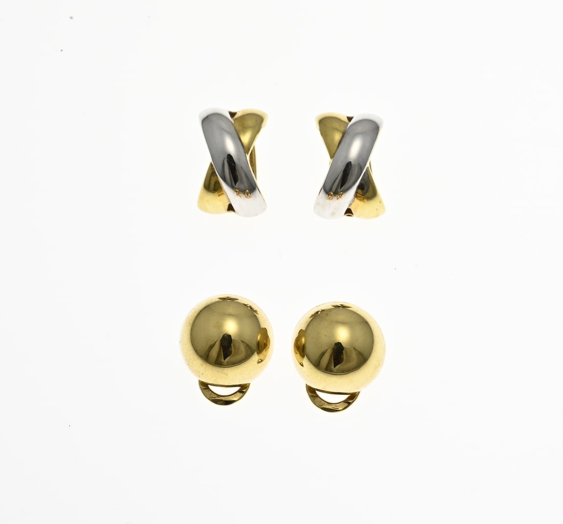 2 Pairs of gold clip on earrings: Two pairs of gold clip-on earrings, 585/000. Round clip-on earrings, ø 12 mm. and a pair of clip-on earrings with a white gold and a yellow gold band in a cross shape. 9x14mm. Total approx. 7.1