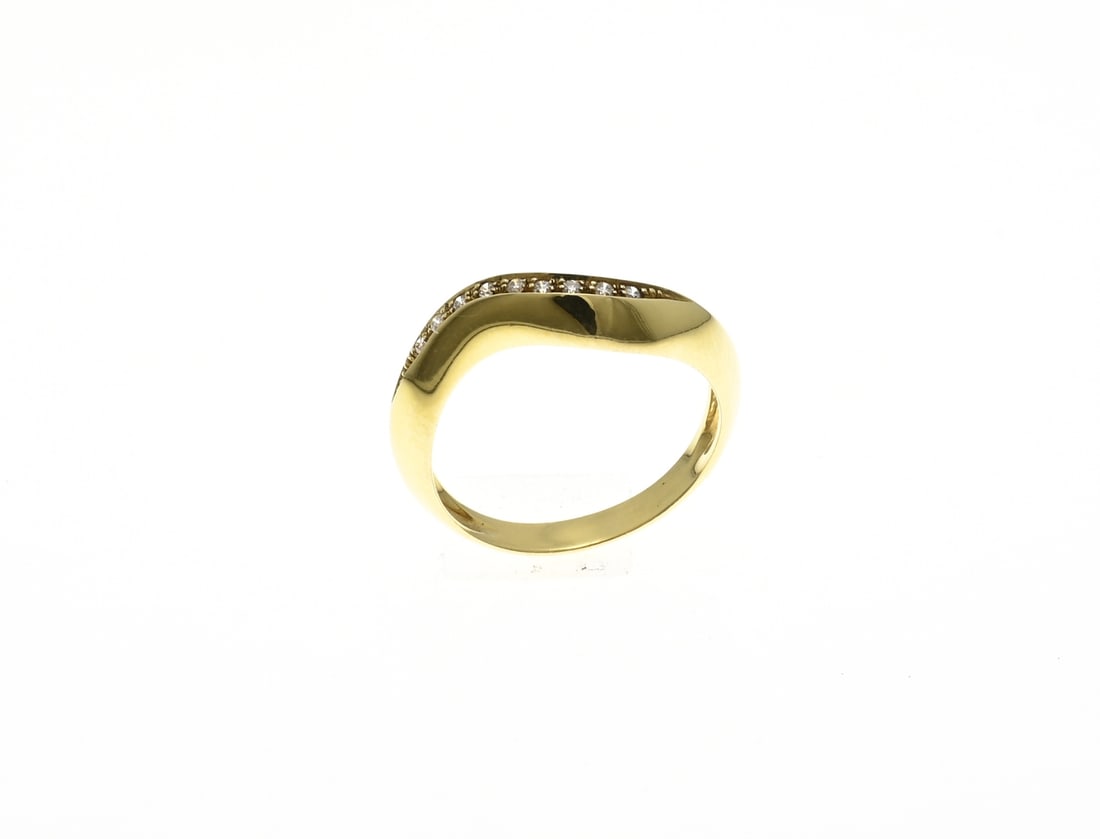 Gold ring with hammer and diamond: Yellow gold ring, 750/000, with a wave pattern and set with 10 brilliant cut diamonds, total approx. 0.05ct. Width 8 mm. ø 55. approx. 4.1 grams. In good condition.