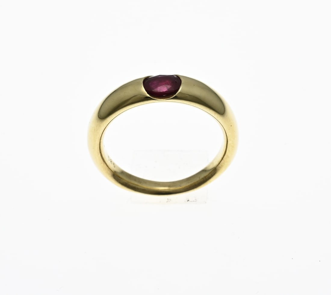 Gold ring with ruby: Yellow gold ring, 585/000, with ruby. Ring with a convex band and an oval facetted ruby in the middle. Width 5.5 mm. ø 55. approx. 6.8 grams. As new.
