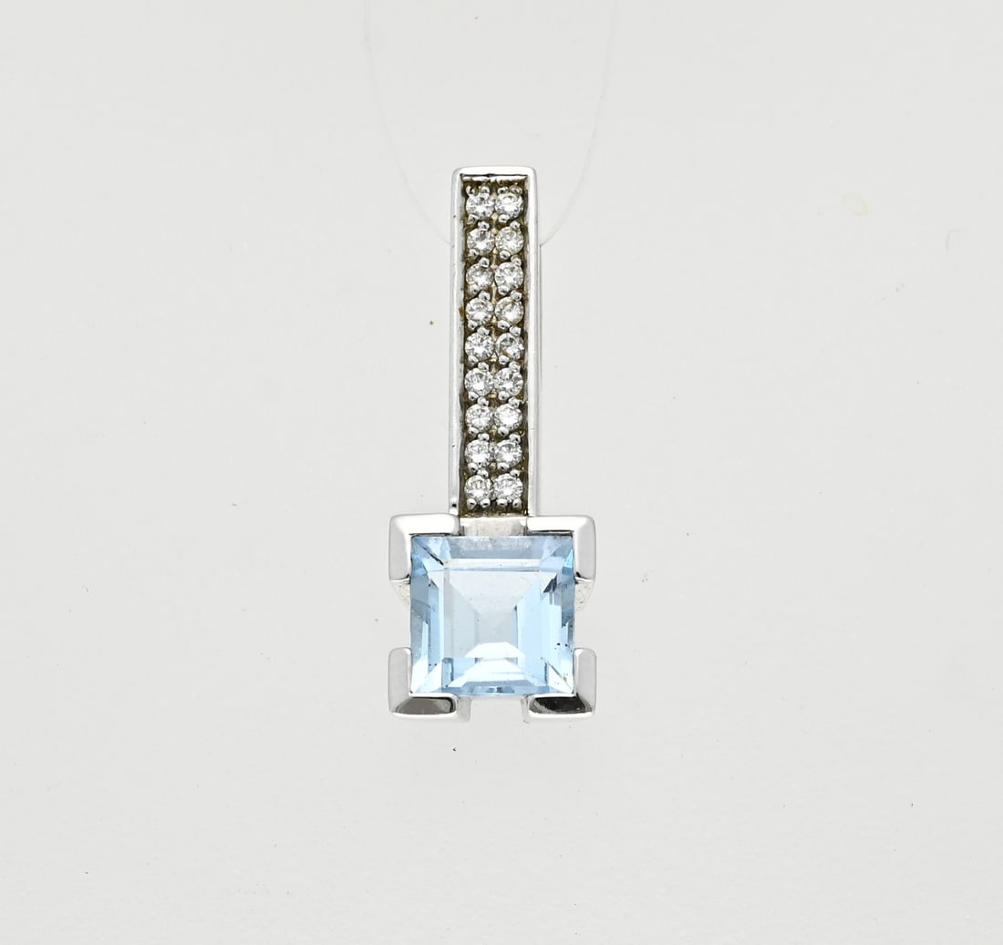 White gold pendant with topaz and diamond: Long white gold pendant, 585/000, with topaz and diamonds. Rectangular pendant with a square cut blue topaz. In the bar above the blue topaz are 18 brilliant cut diamonds, total approx. 0.18 ct. Size