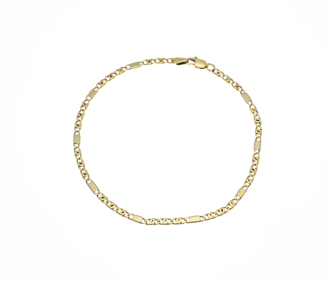 Gold bracelet: Yellow gold bracelet, 585/000, with a falcon's eye link and a closed plate. Fitted with a carabiner. width 2.7 mm. 21 cm. approx. 4.3 grams. In good condition.