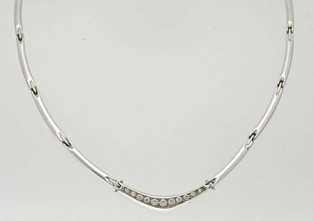 White gold choker: Beautiful white gold choker, 750/000, with zirconia. Choker with elongated links, in the middle a V-shaped element set with zirconia. 42 cm. approx. 15.2 grams. In good condition