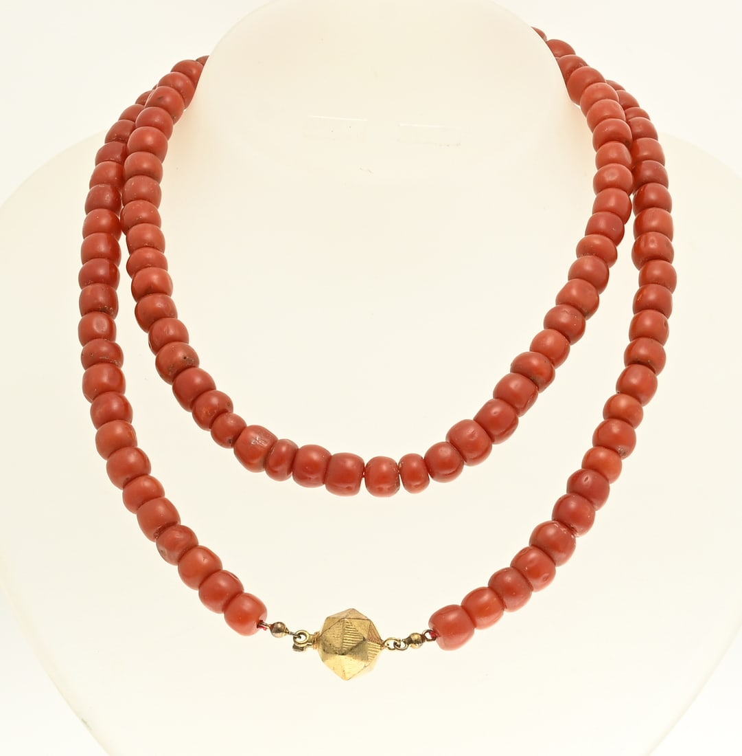 Red coral necklace with gold clasp: Necklace of blood corals with gold clasp. Necklace of thick cheese-shaped beads, ø 8-8.5 mm. attached to a yellow gold clasp with a faceted finish. ø 12 mm. Length 80 cm. approx. 84 grams. In good