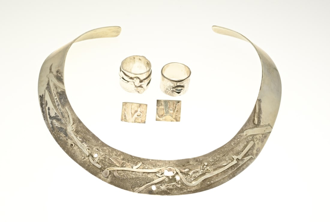 Set of silver jewelry, Remy van Ulden: Set of silver jewelry with a silver clasp, 2 rings and a pair of stud earrings with a rough finish. Handmade Design Remy van Ulden. Total approx. 58 grams. In good condition.