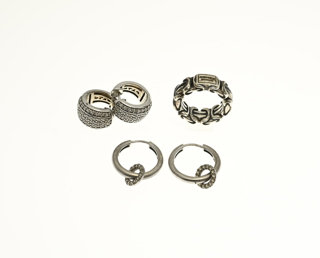 Lot silver with 2 pairs of earrings and ring: Lot of silver jewelry, 925/000, with 2 pairs of earrings (1 pair Ti Sento) and a Buddha-to-buddha ring. ø 53. Total approx. 34 grams. In reasonably good condition.