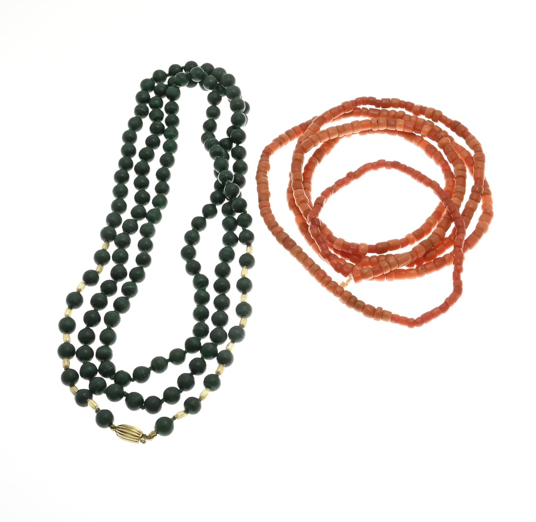 Malachite and red coral necklace: Lot with a necklace of malachite and a necklace with blood coral. Necklace of malachite beads, ø 6 mm., attached to a yellow gold oval clasp with rib decoration and decorated with 16 yellow gold
