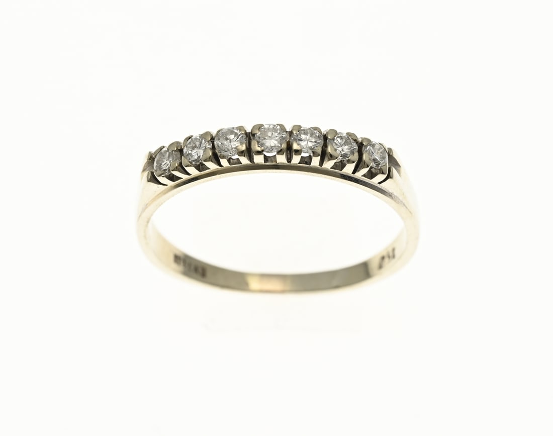 White gold riding ring: White gold ring, 750/000, with diamonds. Ring with settings with brilliant cut diamonds, total approx. 0.28 ct. . Width 3.2 mm. ø 59. approx. 2.8 grams. In good condition.