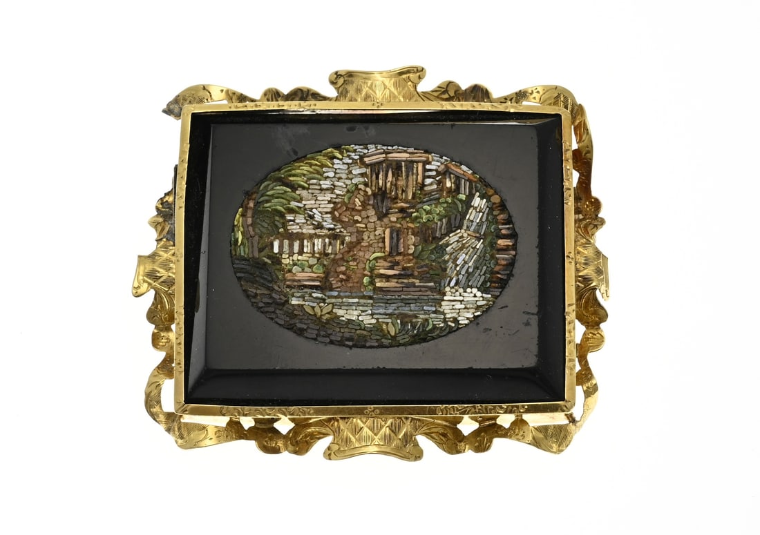 Mille Fiori brooch: Beautiful yellow gold brooch, 750/000, with an onyx decorated with a representation of mille fiori, 19th century. Rectangular brooch with a contoured curled edge decorated with engraving, small piece