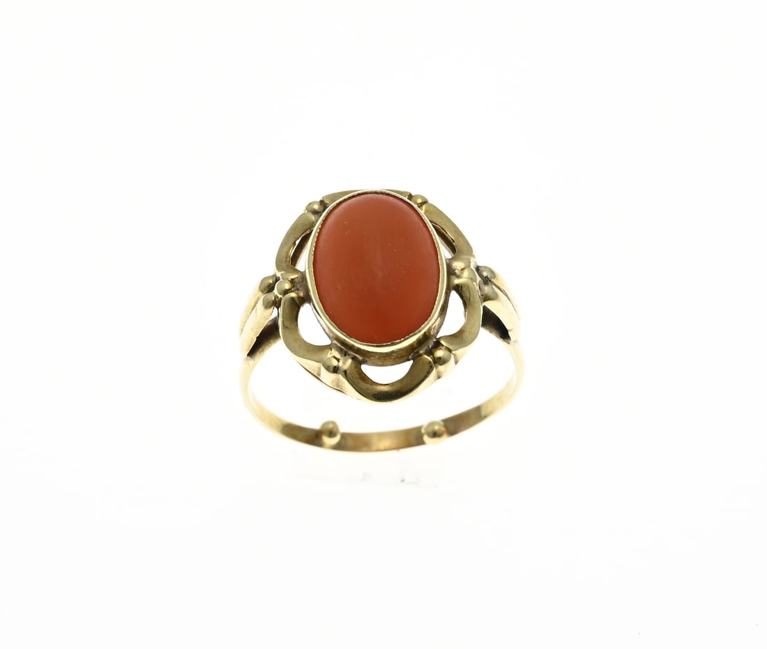 Gold ring blood coral: Yellow gold ring, 585/000, with blood coral. Ring with an oval openwork head with a scalloped edge and set with an oval cabochon cut blood coral. Width head 18.5 mm. ø 63. The ring is provided with