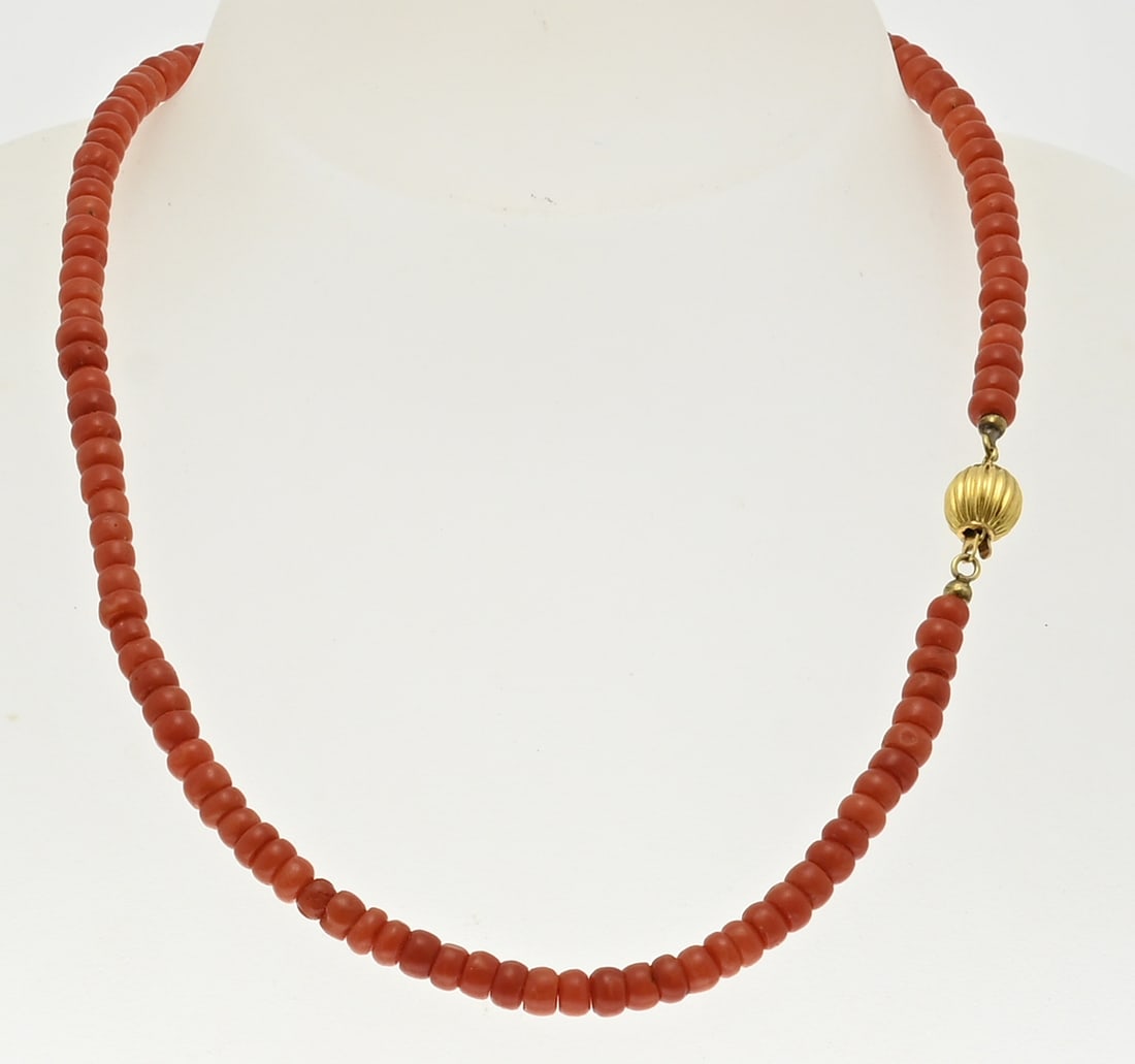 Blood coral necklace: Necklace of blood corals, ø5 mm., cheese-shaped, attached to a double ball clasp with ribbed work. approx. 42 cm. approx. 17.5 grams. In good condition.