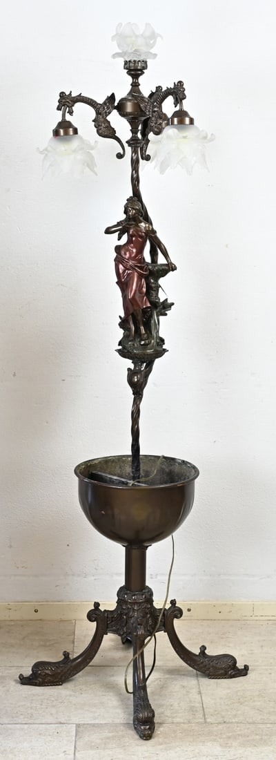 Standing lamp with figure, H 176 cm.: Standing 4-light lamp in Art Nouveau style, with metal jardiniere. Bronze-coloured patinated. Second half of the 20th century. Dimensions: H 176 cm. In good condition.
