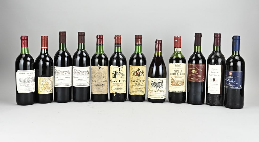 12 bottles of red wine: Lot with twelve bottles of red wine. Various. Including; Chateau du Baribe 1976. Cotes du Ventoux. Chateau Medned 1976. Chateau le Tros 1984. Chateau Roalnd la Garde 1981 + seven other bottles.