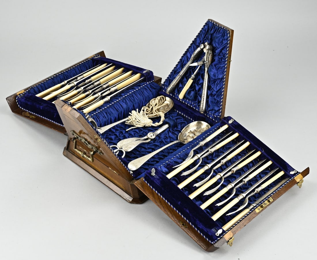 English box with plated cutlery, 1900: Antique English cutlery chest of mahogany with engraved plated cutlery. Marked with gold stamp. 30-piece. Circa 1900. Dimensions: 23 x 22 x 29 cm. In good condition.