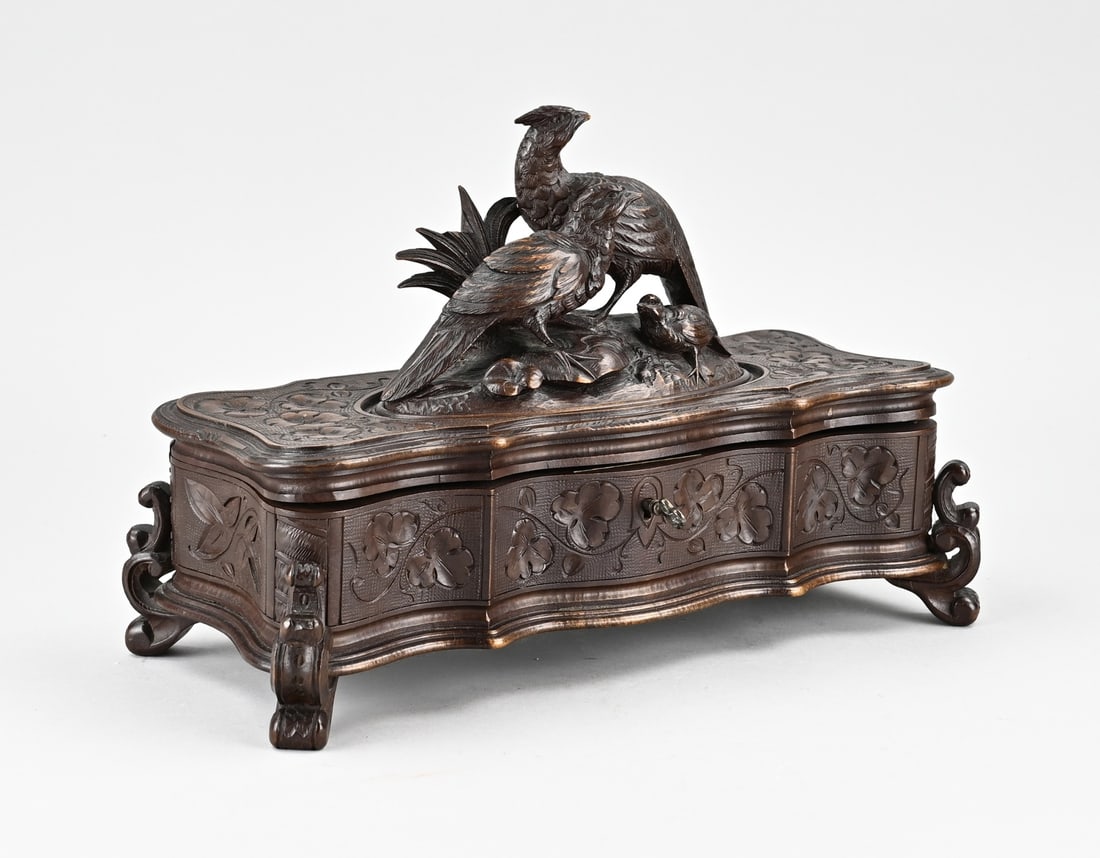 Black Forest lidded box, 1900: Antique walnut Black Forest lidded box with bird decor. Germany. Circa 1900. One damage. Dimensions: 22 x 30 x 14 cm. In good condition.