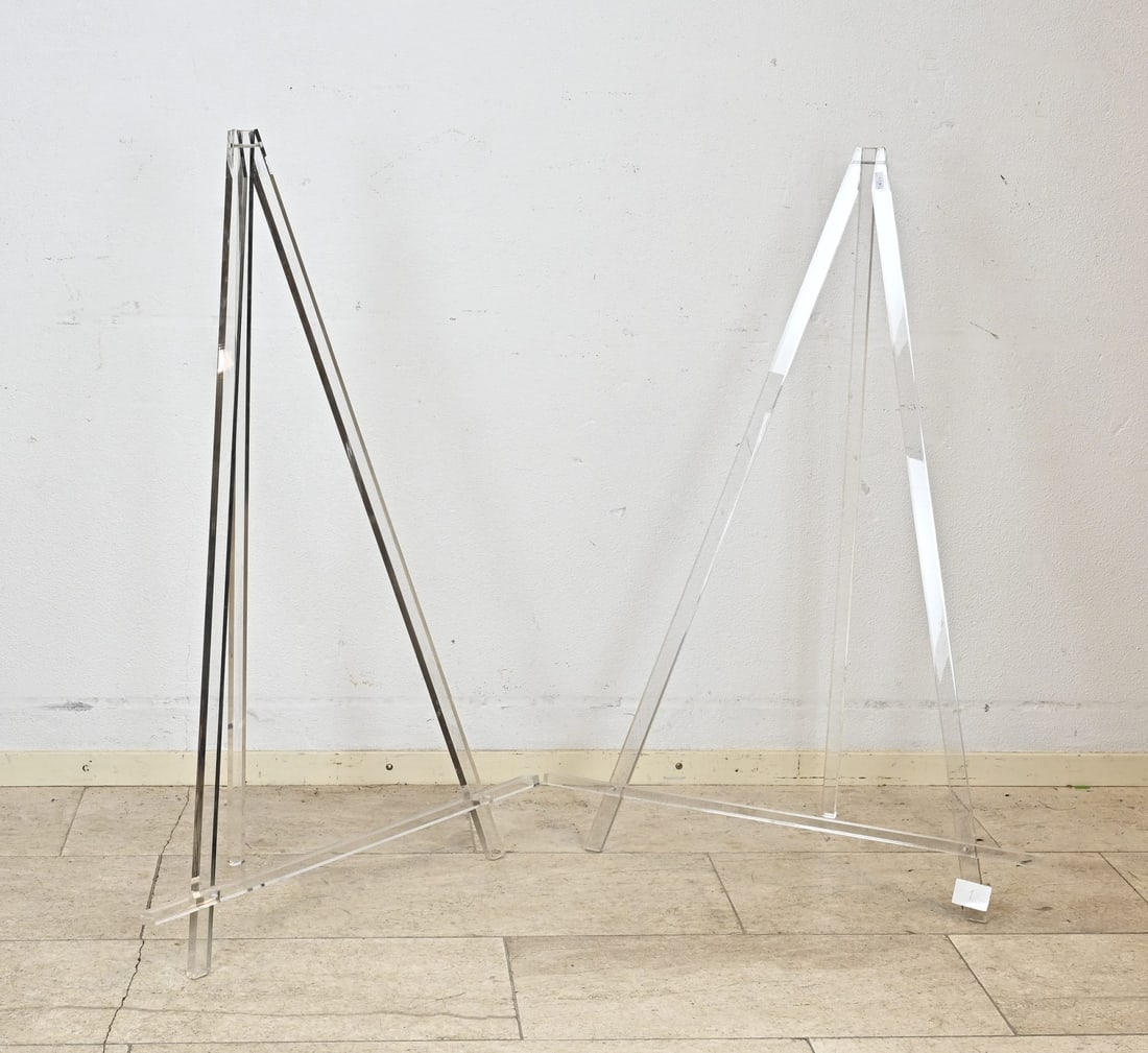 2x Easel (pvc): Two modern design easels made of plastic (pvc). 21st century. Dimensions: H 106 cm. In good condition.