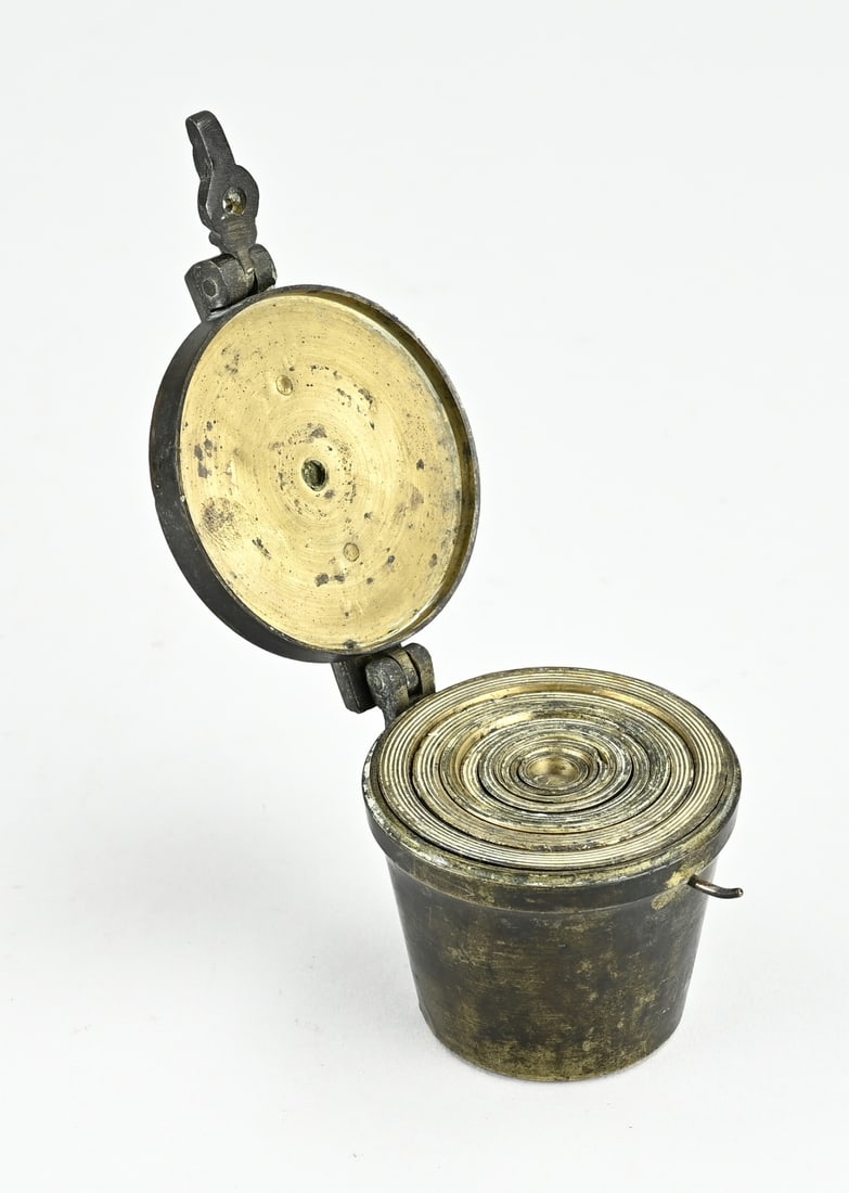 Bronze closing weight (complete): 19th century bronze closing weight with letters + coat of arms + 1858. Closing weight is complete. Size: 7 cm. In good condition.