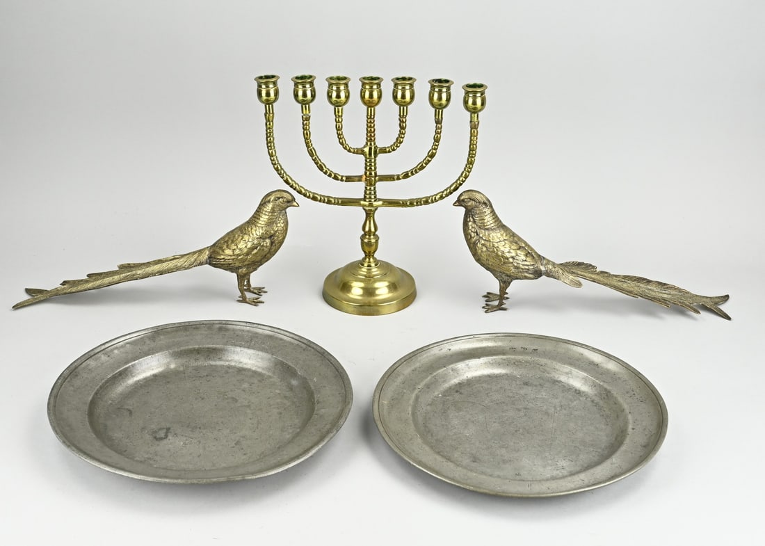 Lot miscellaneous (tin/brass): Five parts pewter/brass. 19th - 20th Century. 2x Golden pheasant of brass. 1x Candlestick. 2x Pewter plate, 19th century. Size: 25 - 27 cm. In good condition.