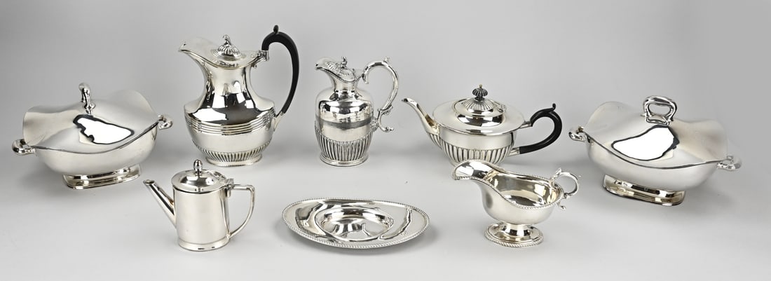 Lot plated (8x): Eight piece English plated tea set + covered dishes. 20th century. Size: 13 - 30 cm. In good condition.
