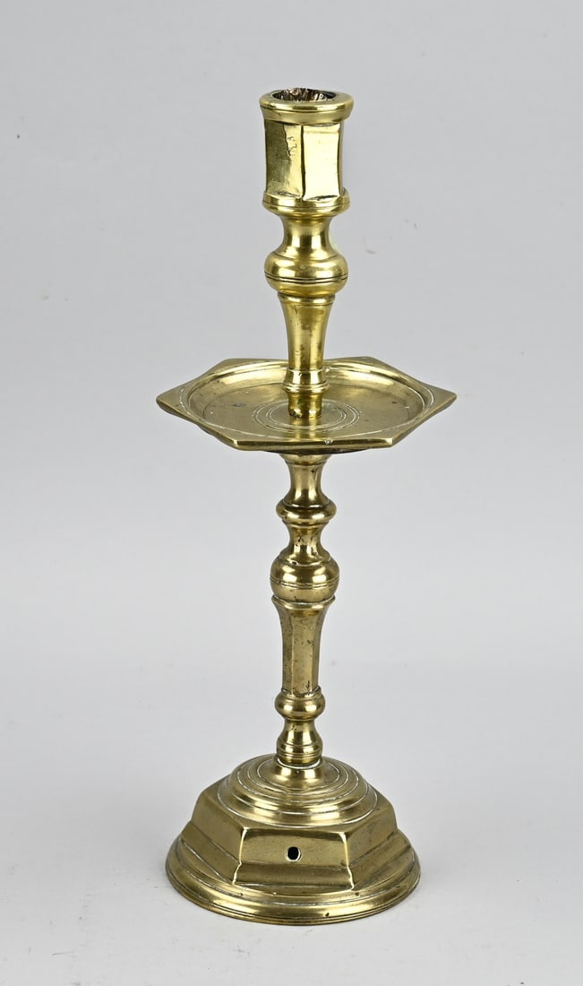 Bronze candlestick, H 35 cm.: 17th - 18th century bronze candlestick with 6-sided collar. Dimensions: H 35 cm. In good condition.