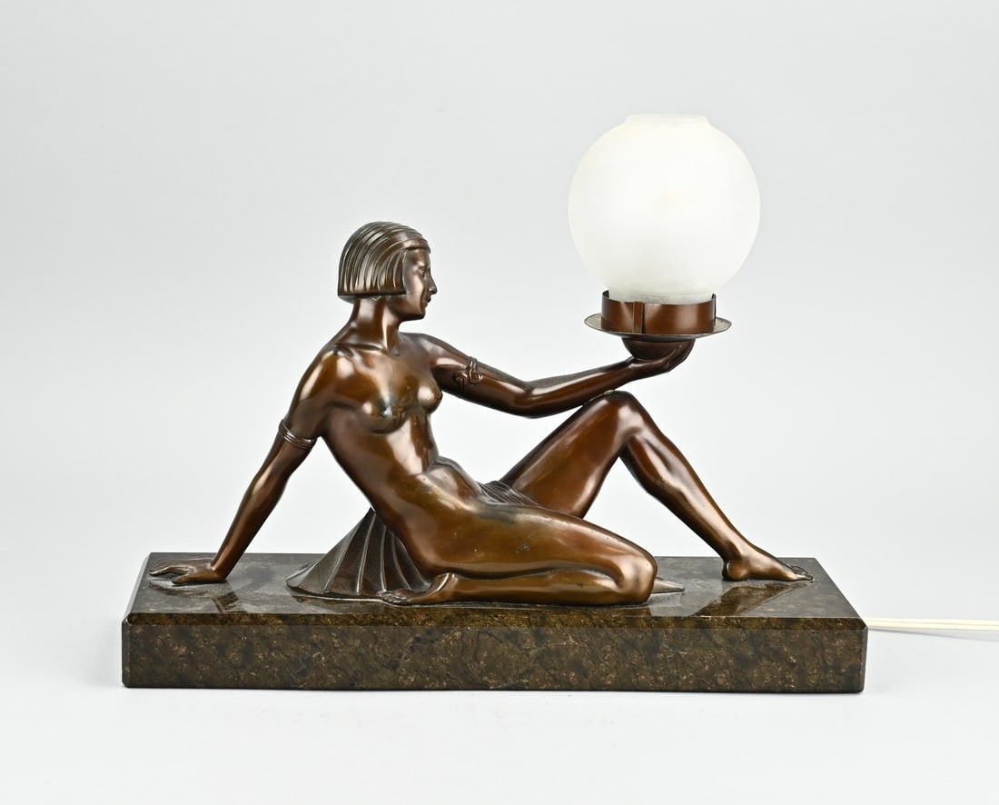 Art Deco lamp, 1920: Art Deco lamp with half-naked lady on marble base. Circa 1920. Composition metal, patinated bronze. Dimensions: 29 x 37 x 12 cm. In good condition.