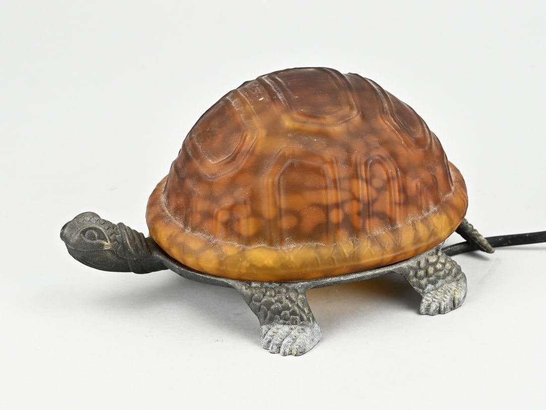 Table lamp (turtle): Turtle table lamp with cameo glass shade and metal. Second half 20th century. Size: 21 cm. In good condition.