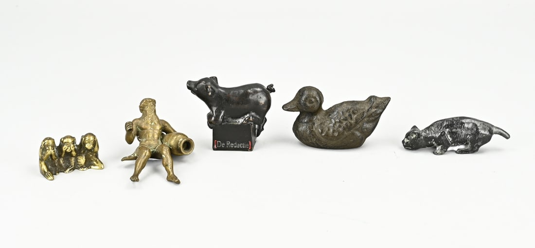 Lot of small bronzes (5x): Lot with five various old/antique small bronze figures. 19th - 20th century. Size: 4 - 8 cm. In good condition.