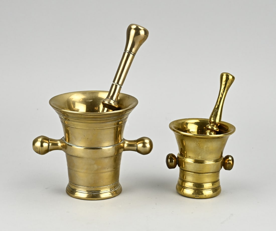 2x Mortar + 2x Pestle: Two old/antique bronze mortars with pestles. 19th + 20th century. Size: 7.5 - 10.5 cm. In good condition.