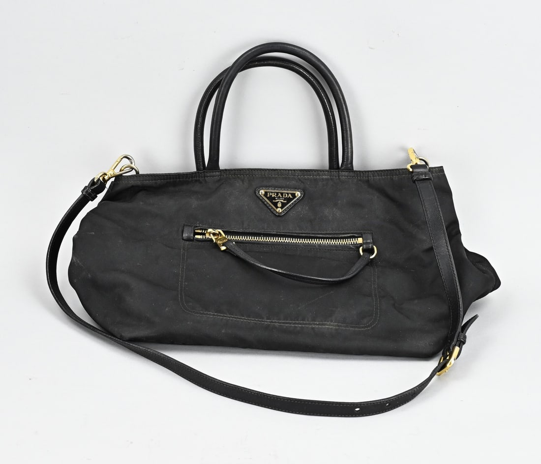 Prada handbag + wallet: Vintage Prada Milano bag + matching wallet. Black nylon with leather. In good (worn) condition. Dimensions: 28 x 20 x 10 cm.