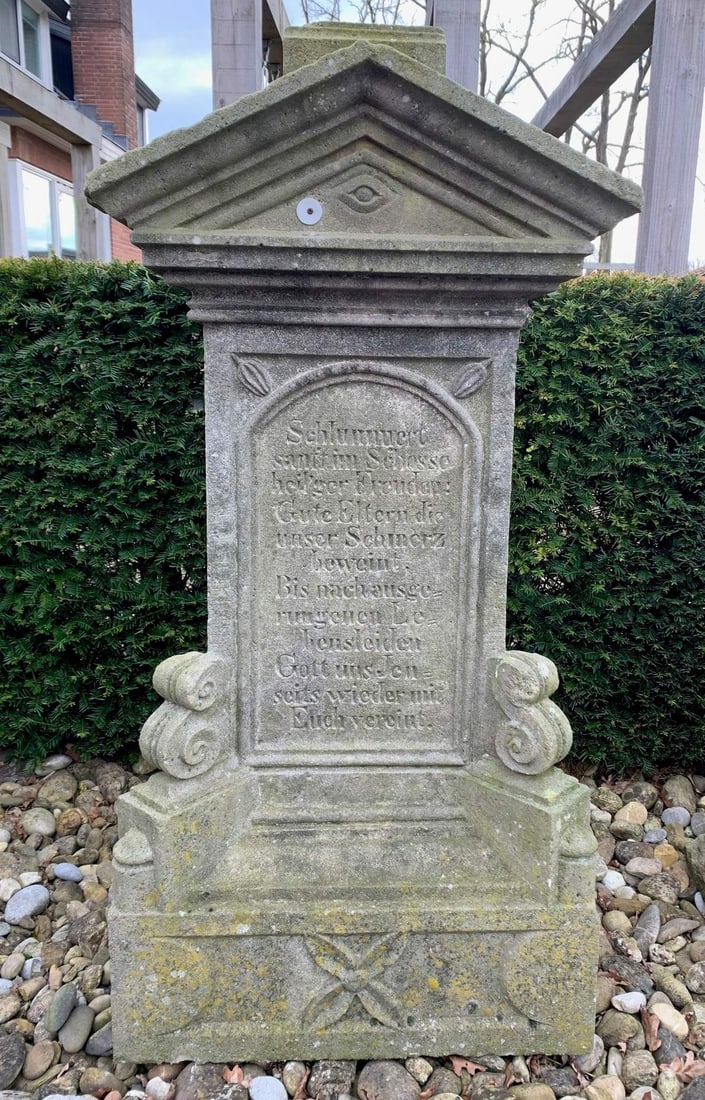 Sandstone burial chapel with text: 19th century sandstone burial chapel with text in German. Dimensions: H 137 cm. In good condition.