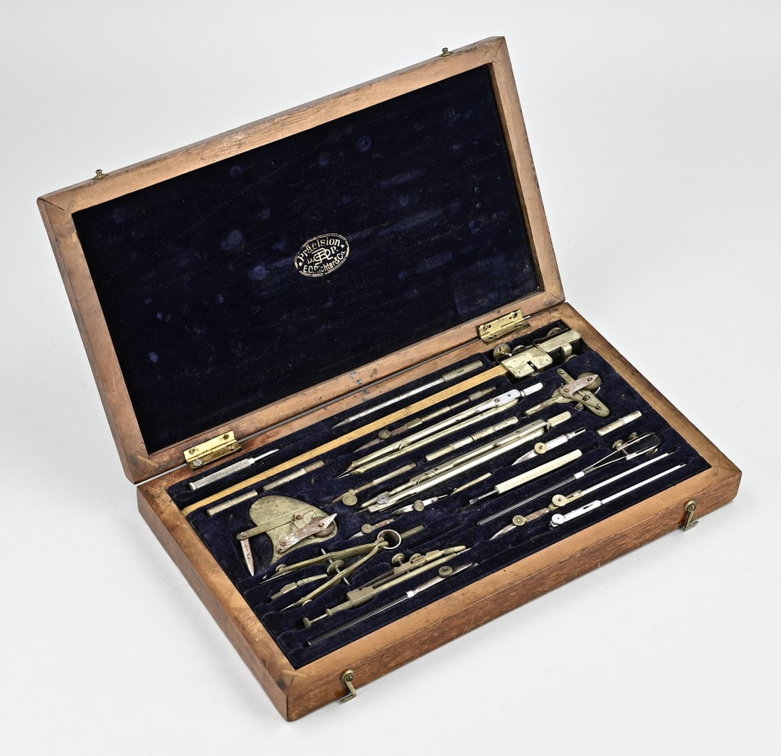 Compass box, 1900: Elaborate, antique compass box made of mahogany. EC Richter & Cn. Circa 1900. Dimensions: 33 x 19 x 5 cm. In good condition.