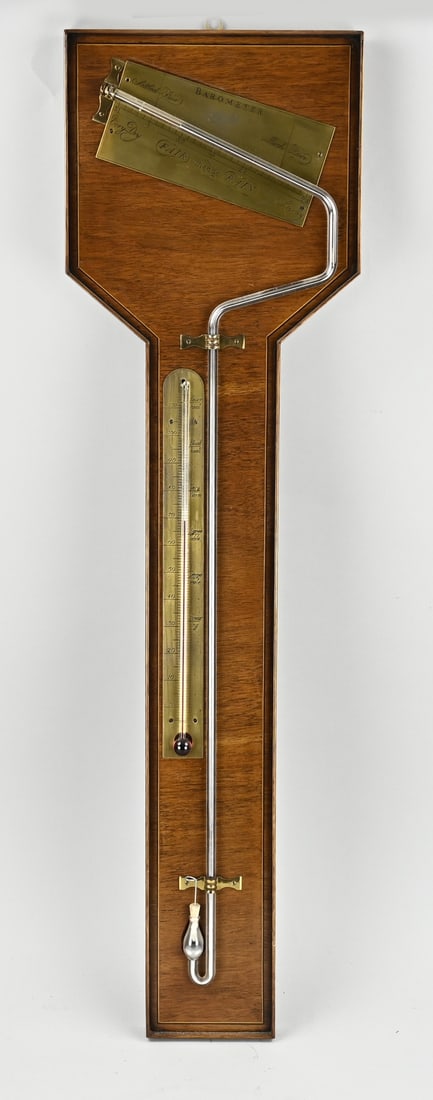 Design barometer, L 94 cm.: English design barometer of mahogany with brass. Second half 20th century. Dimensions: L 94 cm. In good condition.