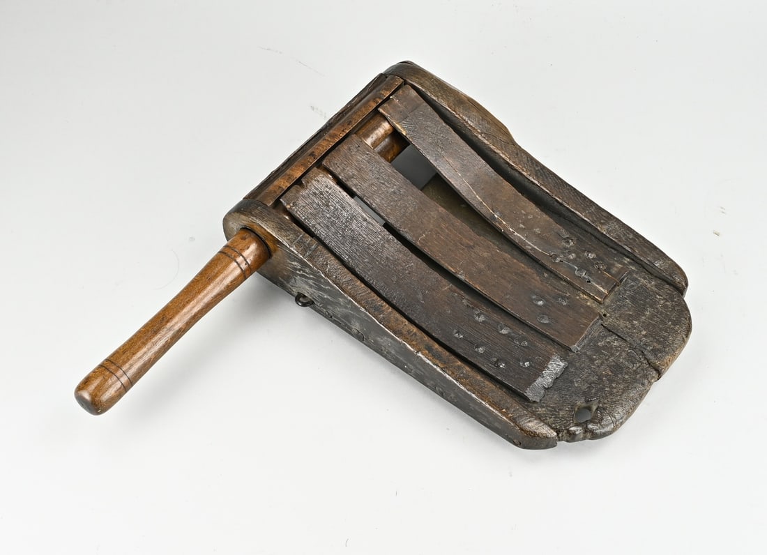Antique rattle made of oak: 18th - 19th century oak rattle. Dimensions: 44 x 38 x 8 cm. In good condition.