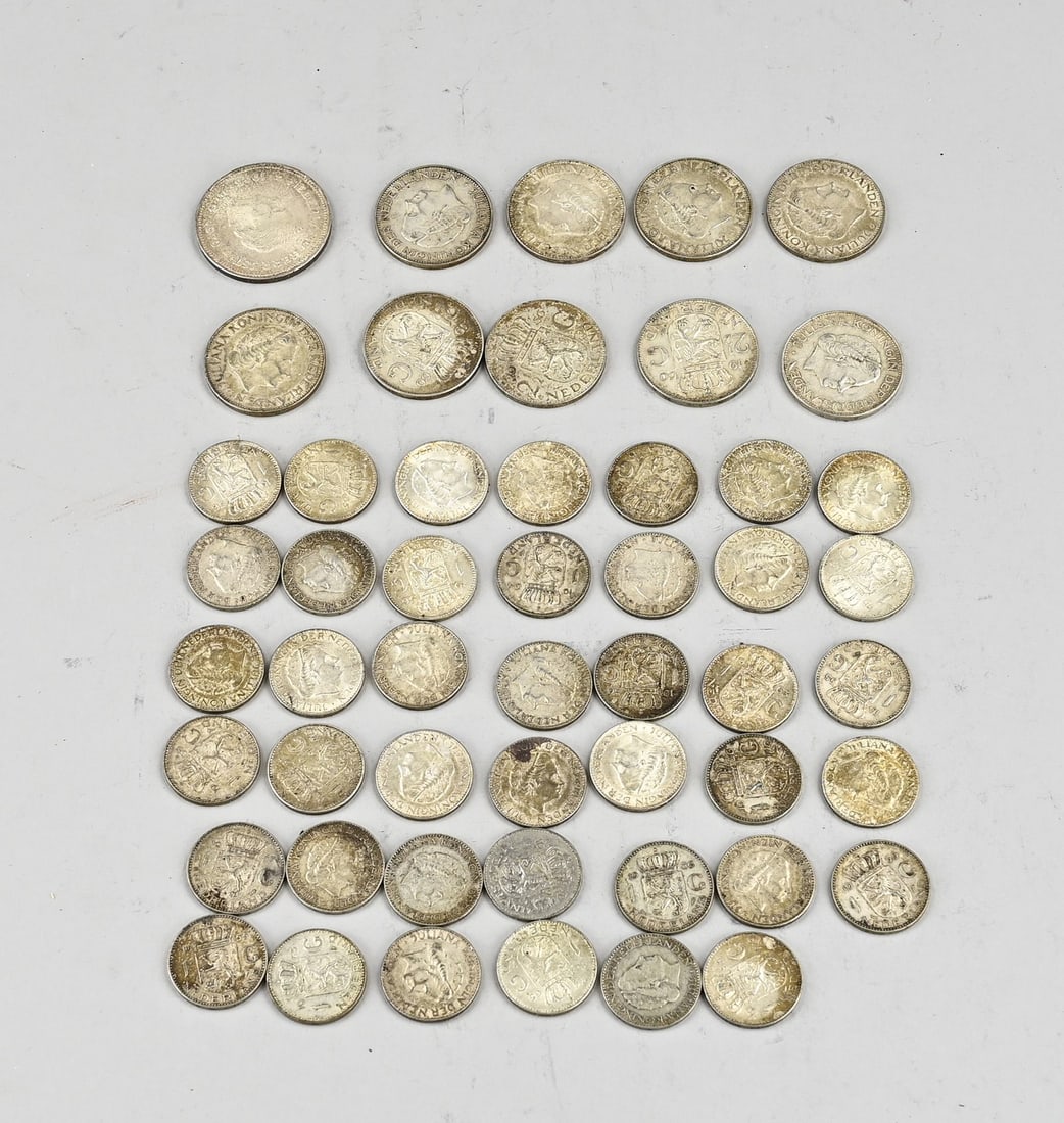 Lot of silver coins: Lot of silver coins. Including; 41x silver guilder, 1x 10 guilder 1945 - 1970 and 9x 2.5 guilder with the years 1959 to 1960. In good condition.