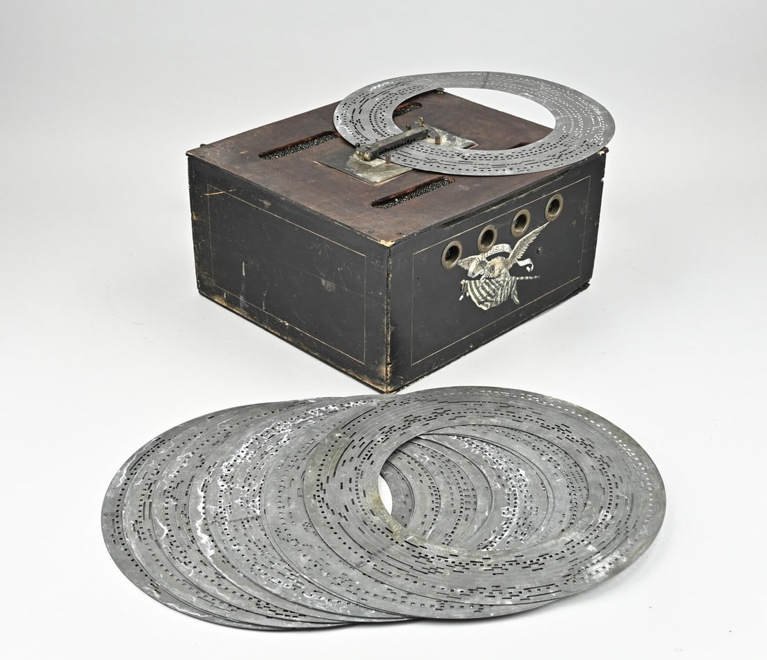 Barrel organ + records: Antique Ariosa barrel organ with extra playing plates. Circa 1900. Defective bellows. Dimensions: 17 x 30 x 32 cm. In reasonable/good condition.